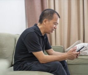 退休旅行顺道看望了几位老同学，我才发现：43年的同学情也淡如水