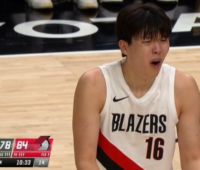 yl23455永利-拓媒：杨瀚森总抱怨裁判 可有些犯规/违例太明显 难道在CBA不吹？